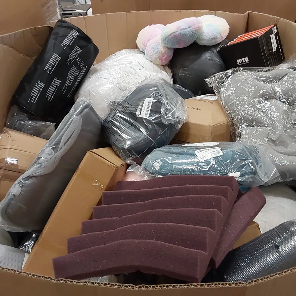 PALLET OF ASSORTED BEDROOM AND COMFORT BASED PRODUCTS TO INCLUDE; PILLOWS, SUPPORT SEAT CUSHIONS AND SIMILARLY RELATED GOODS 