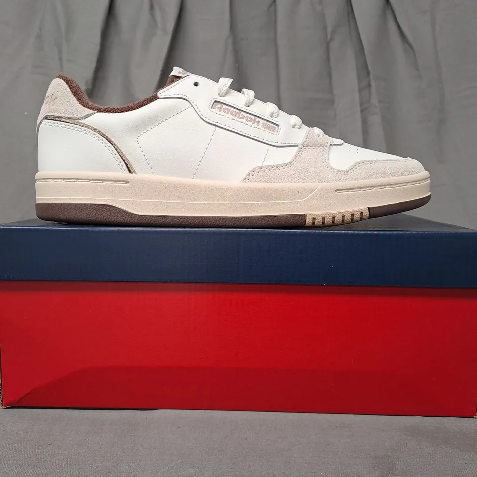 BOXED PAIR OF REEBOK PHASE COURT SHOES IN CREAM UK SIZE 7.5