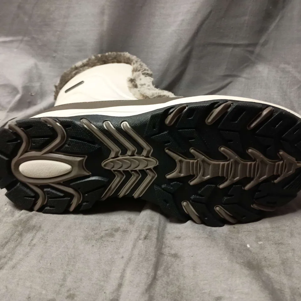 UNBOXED PAIR OF MOUNTAIN WAREHOUSE OHIO WOMENS THERMAL FLEECE LINED SNOW BOOTS IN BEIGE - UK 5