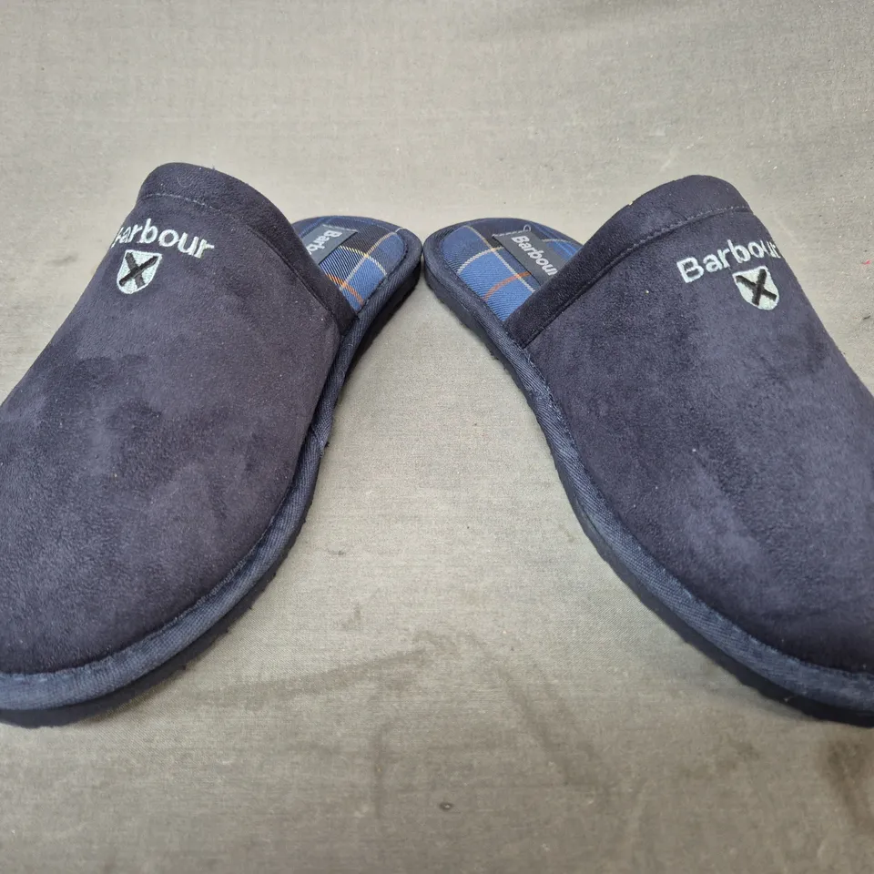 BOXED PAIR OF BARBOUR EVERITT MULE SLIPPERS IN NAVY UK SIZE 7