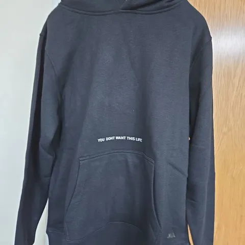 BLACK HOODIE WITH FRONT POCKET AND WHITE SLOGAN 'YOU DON'T WANT THIS LIFE' SIZE M