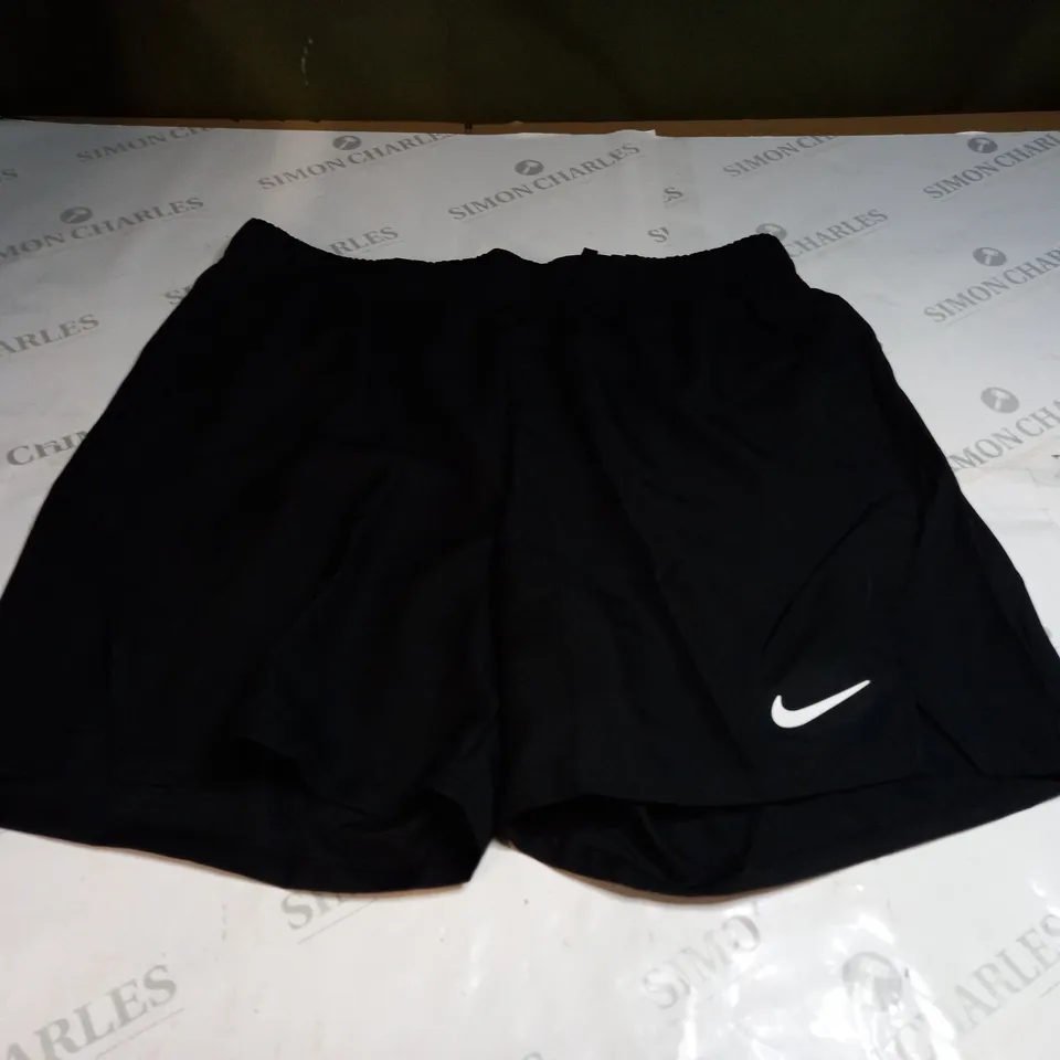 NIKE LOGO STANDARD SHORTS SIZE L