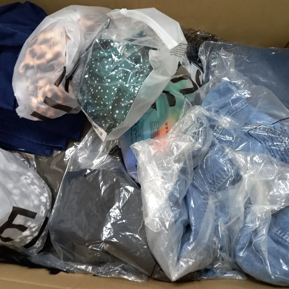 BOX OF APPROXIMATELY 25 ASSORTED CLOTHING ITEMS TO INCUDE - DRESS , TROUSER , T-SHIRT - ETC