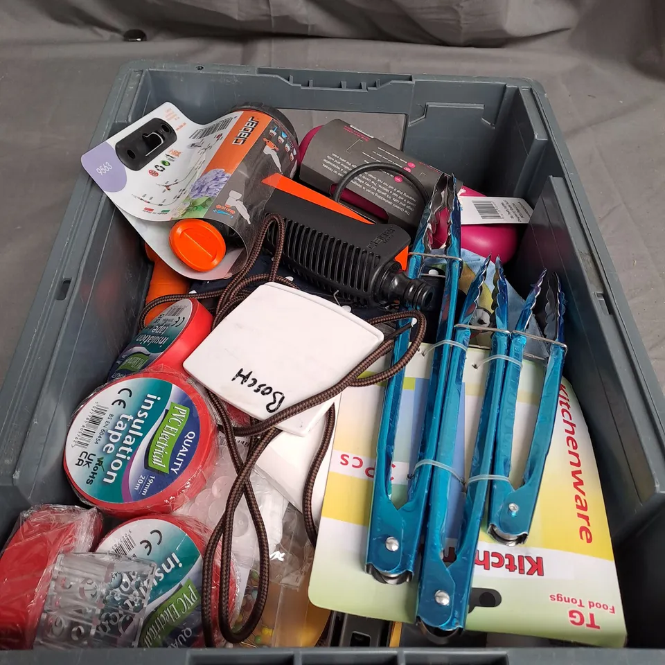 TOTE OF APPROX 20 HOUSEHOLD ITEMS TOO INCLUDE HOSES , DOG ACCESSORIES , KITCHENWARE 