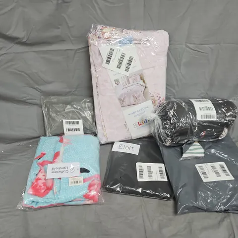 APPROXIMATELY 10 ASSORTED HOUSEHOLD ITEMS TO INCLUDE ENCHANTED WITCHCRAFTS THROW, COTTON TOWEL, FLAMINGO BEACH TOWEL, ETC