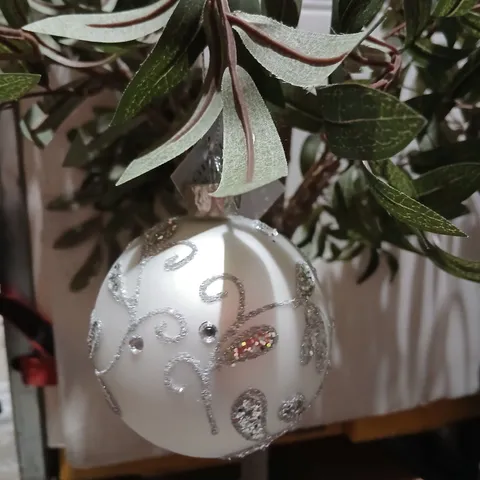 SIX BRAND NEW GISELA GRAHAM LONDON CHRISTMAS GLASS BAUBLE – WHITE WITH SILVER GLITTER SWIRL