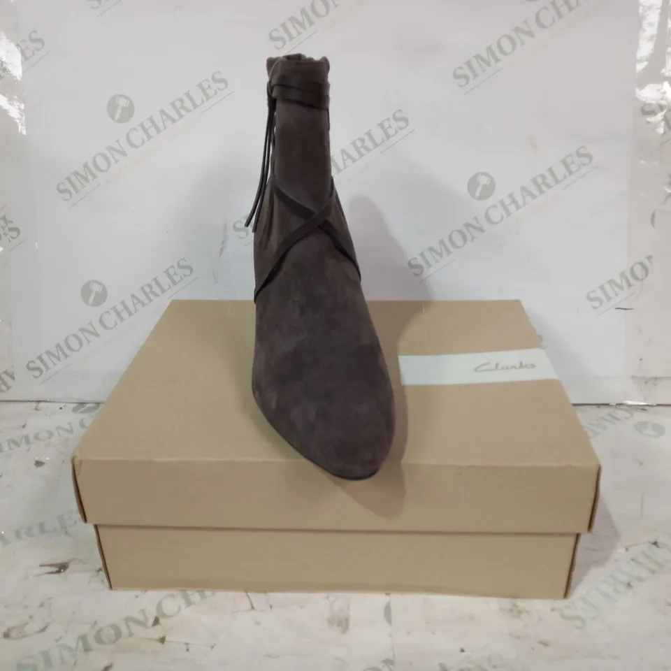 BOXED PAIR OF CLARKS CALLA ASTER SUEDE HEELED BOOTS IN DARK GREY UK SIZE 7