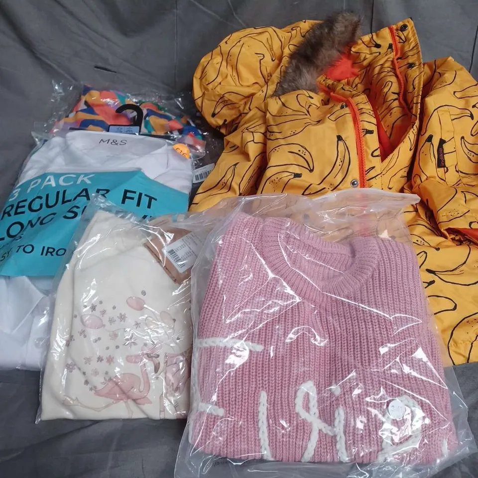 BOX OF APPROXIMATELY 30 ASSORTED KIDS CLOTHING ITEMS TO INCUDE - JACKET, SHIRTS, SWEATER, ETC