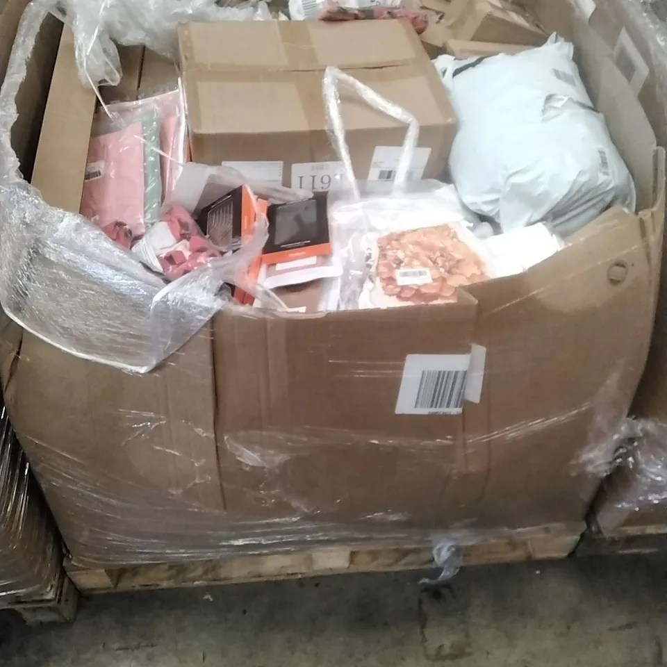 PALLET OF PHONE CASES, COSTUMES,HOME DECOR ETC