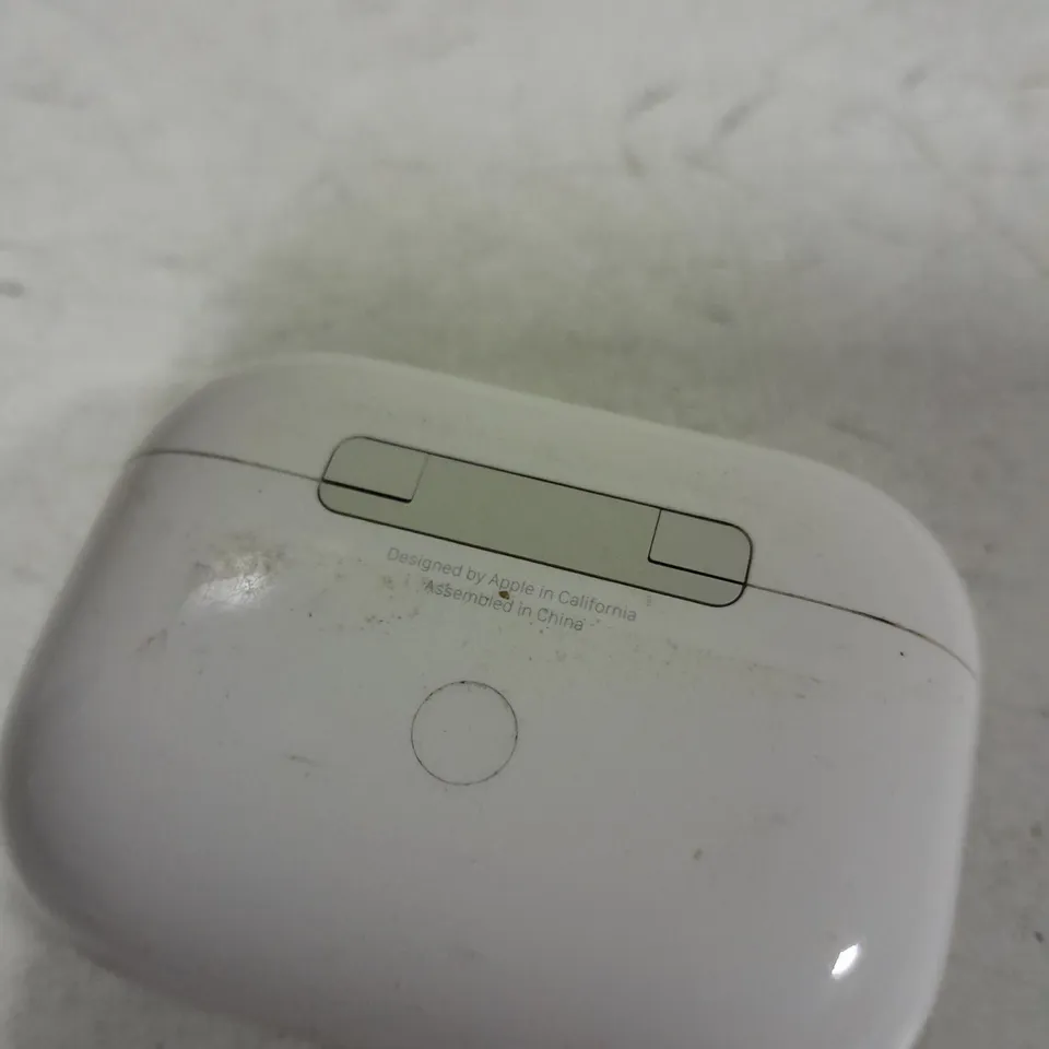 PAIR OF APPLE AIRPODS 