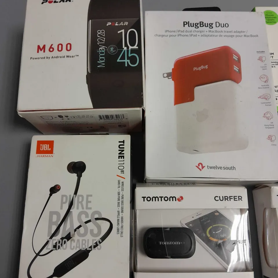 LOT OF 8 ASSORTED TECH ITEMS TO INCLUDE APPLE SPORT BAND, TOMTOM CURFER AND JBL TUNE 110BT