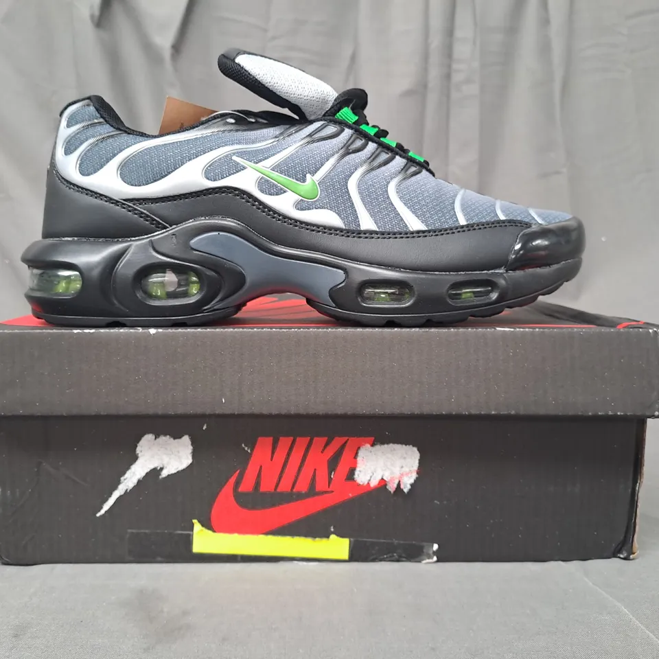 BOXED PAIR OF NIKE AIR SHOES IN GREY/GREEN UK SIZE 8.5