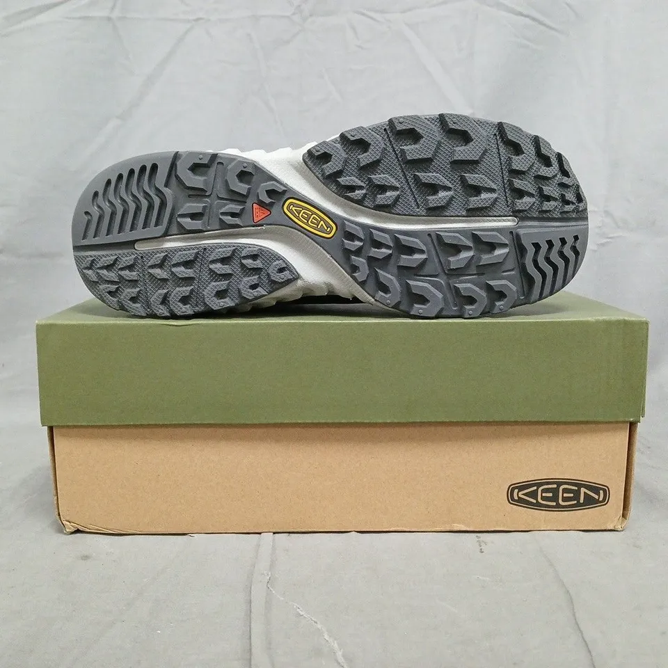 BOXED PAIR OF KEEN NXIS EVO WATERPROOF MID ANKLE BOOTS IN GREY SIZE UK 6