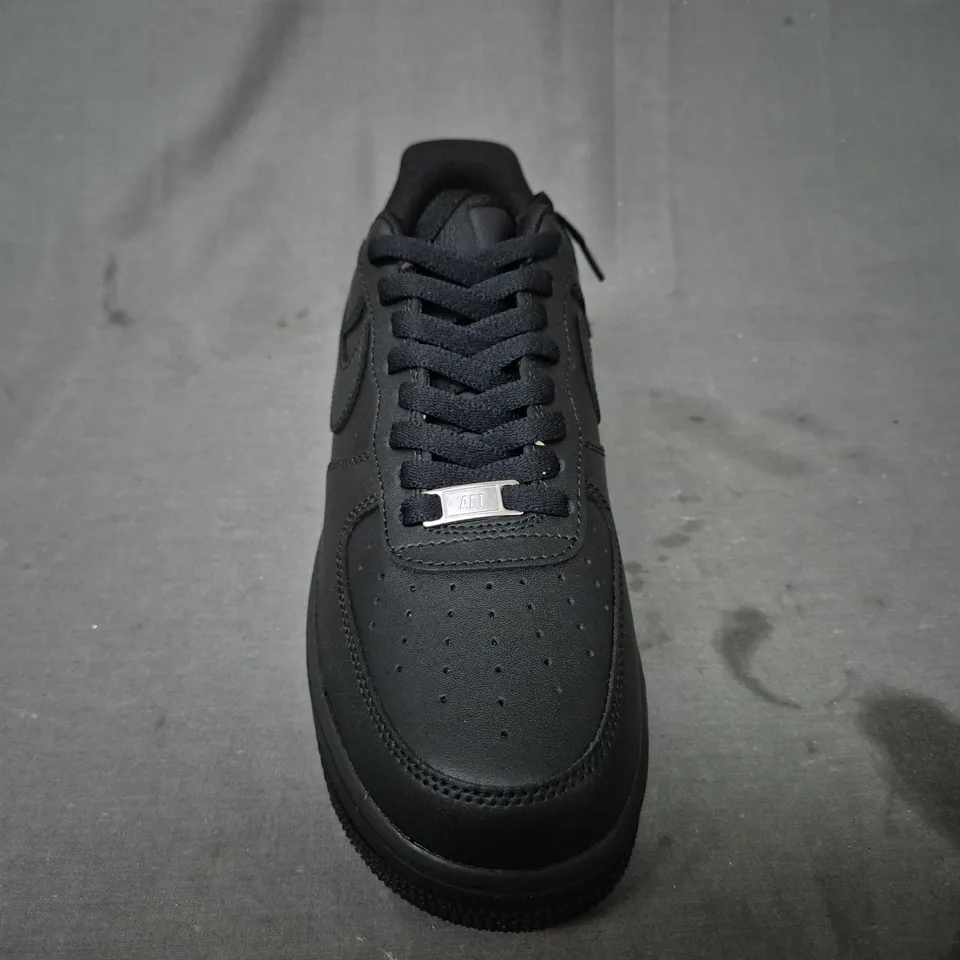 BOXED PAIR OF NIKE AIR FORCE 1 '07 SHOES IN BLACK UK SIZE 7.5