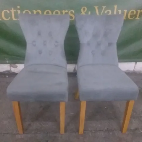 SET OF 2 GREY VELVET BACK BUTTON DINING CHAIRS (OAK LEG)