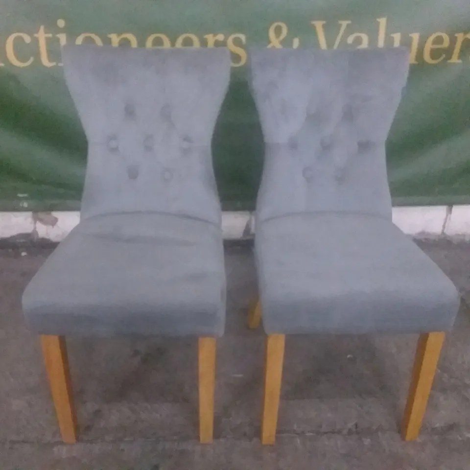 SET OF 2 GREY VELVET BACK BUTTON DINING CHAIRS (OAK LEG)