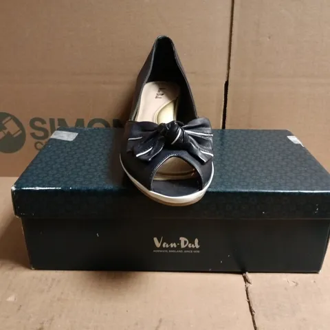 BOXED PAIR OF VAN DAL FLORIDA II PEEP TOE WEDGE SHOES IN MIDNIGHT COMBI SIZE 5.5