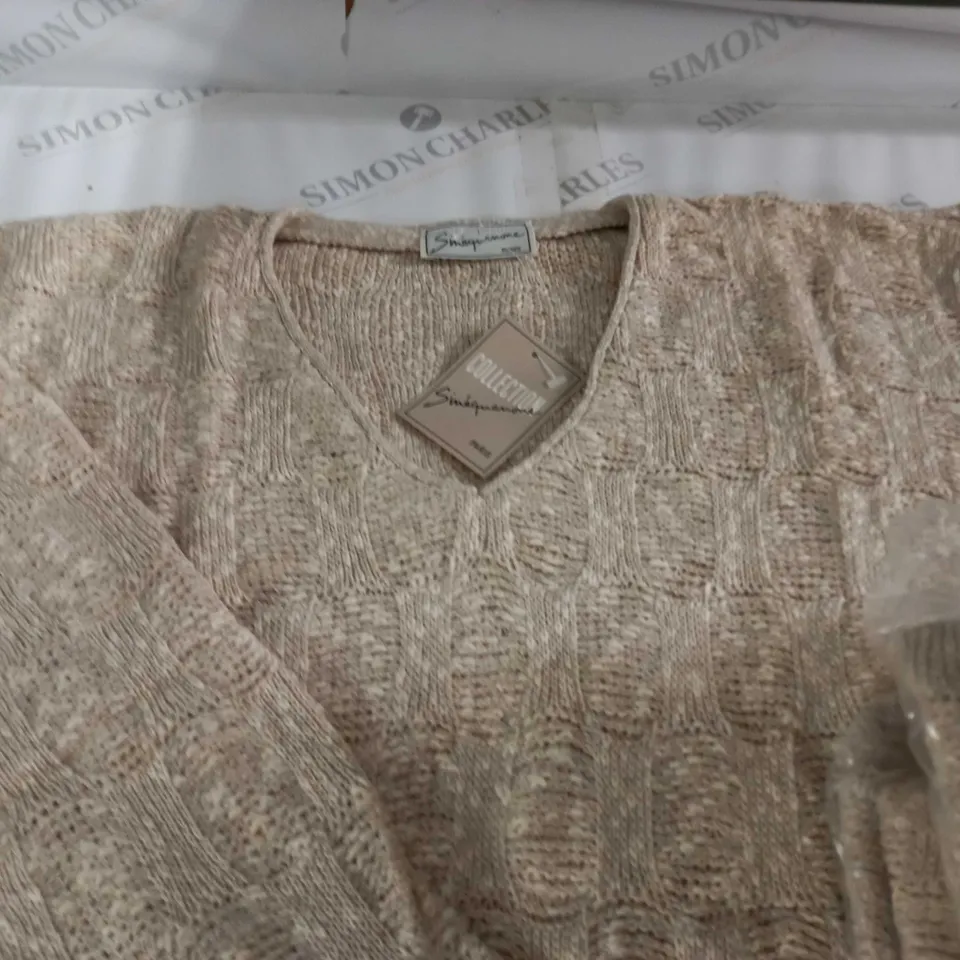 LOT OF 10 V-NECK JUMPERS IN BEIGE - SIZE UNSPECIFIED
