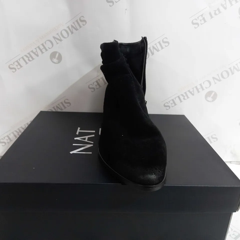 BOXED NATURALIZER GINA ANKLE BOOTS IN BLACK - SIZE 6