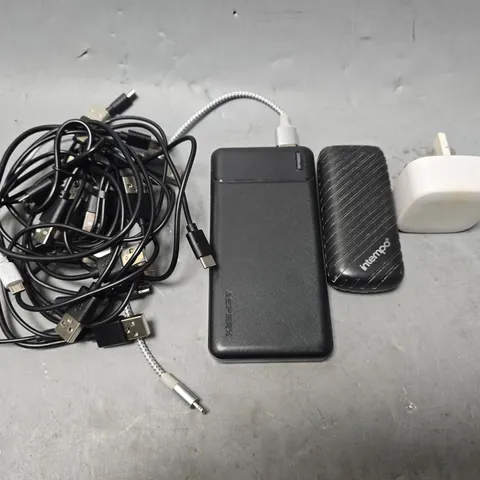 APPROXIMATELY 12 ASSORTED ITEMS TO INCLUDE - USB PLUG , INTEMPO POWER BANK , ASPERX POWER BANK ETC