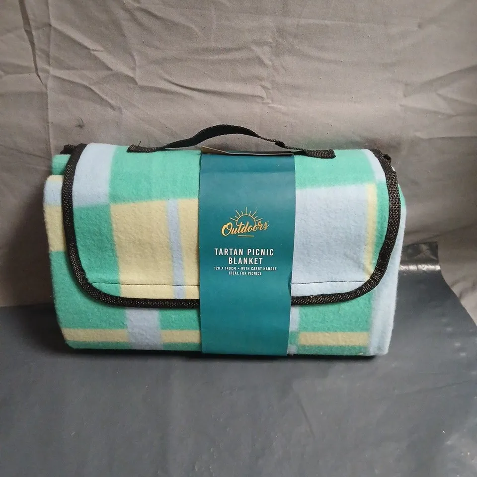 OUTDOORS TARTAN PICNIC BLANKET 120 X 140CM, WITH CARRY HANDLE