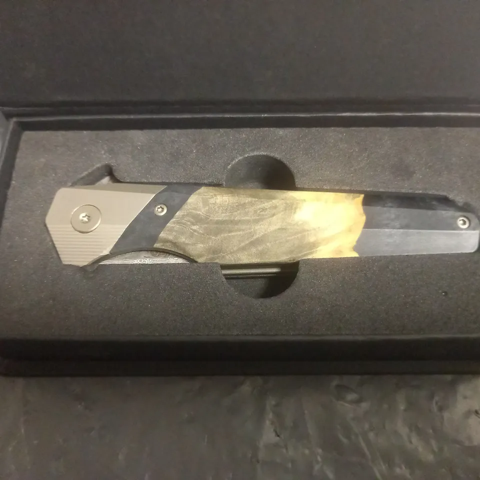 BOXED CARVED FOLDING KNIFE