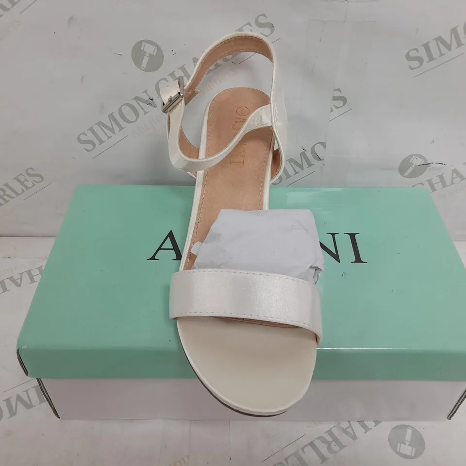 BOXED PAIR OF AJVANI COLLECTION HALLIE3 IVORY SATIN HEELS - UK 6