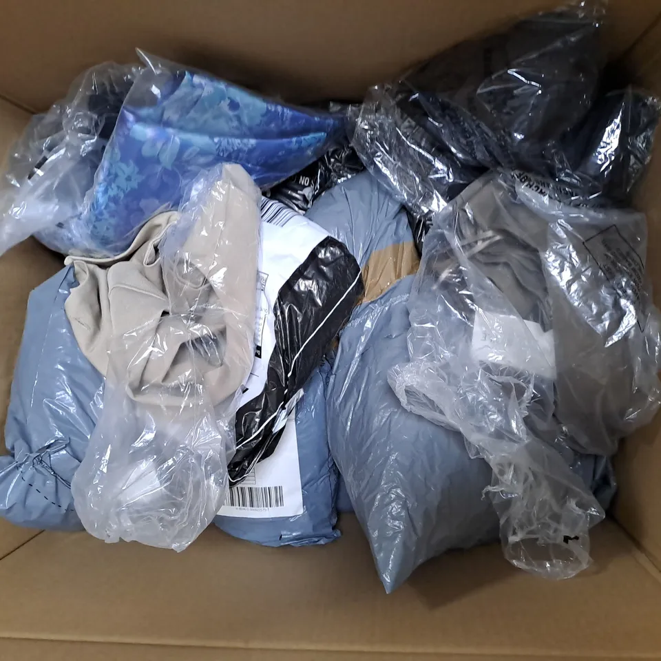 APPROXIMATELY 20 ASSORTED CLOTHING ITEMS IN VARIOUS STYLES AND SIZES 