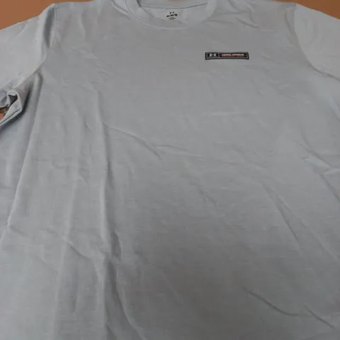 UNDER ARMOUR PERFORMANCE T SHIRT – SIZE M