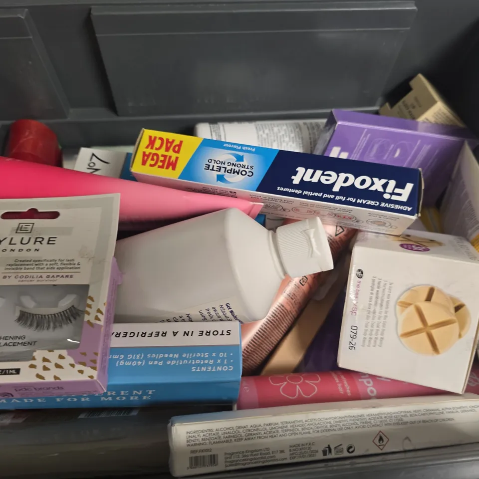 APPROXIMATELY 15 ASSORTED HEALTH & BEAUTY PRODUCTS TO INCLUDE BODYCOLOGY CHERRY BLOSSOM BODY CREAM, FIXODENT, NO7 DAY LOTION, ETC - COLLECTION ONLY