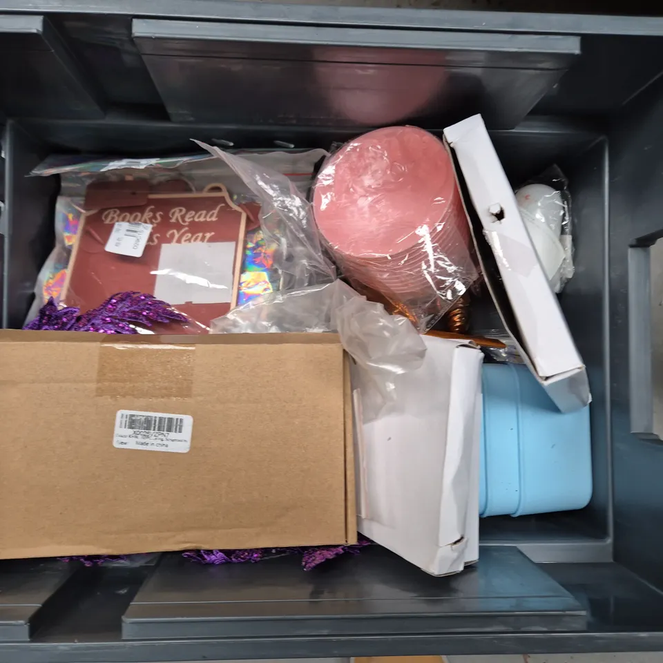 APPROXIMATELY 15 ASSORTED HOUSEHOLD ITEMS TO INCLUDE DRIED POMEGRANATE FLOWERS, KITCHEN UTENSILS AND BOLTS