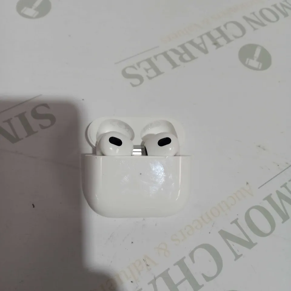 APPLE AIRPODS 3RD GEN WITH LIGHTNING CHARGING CASE
