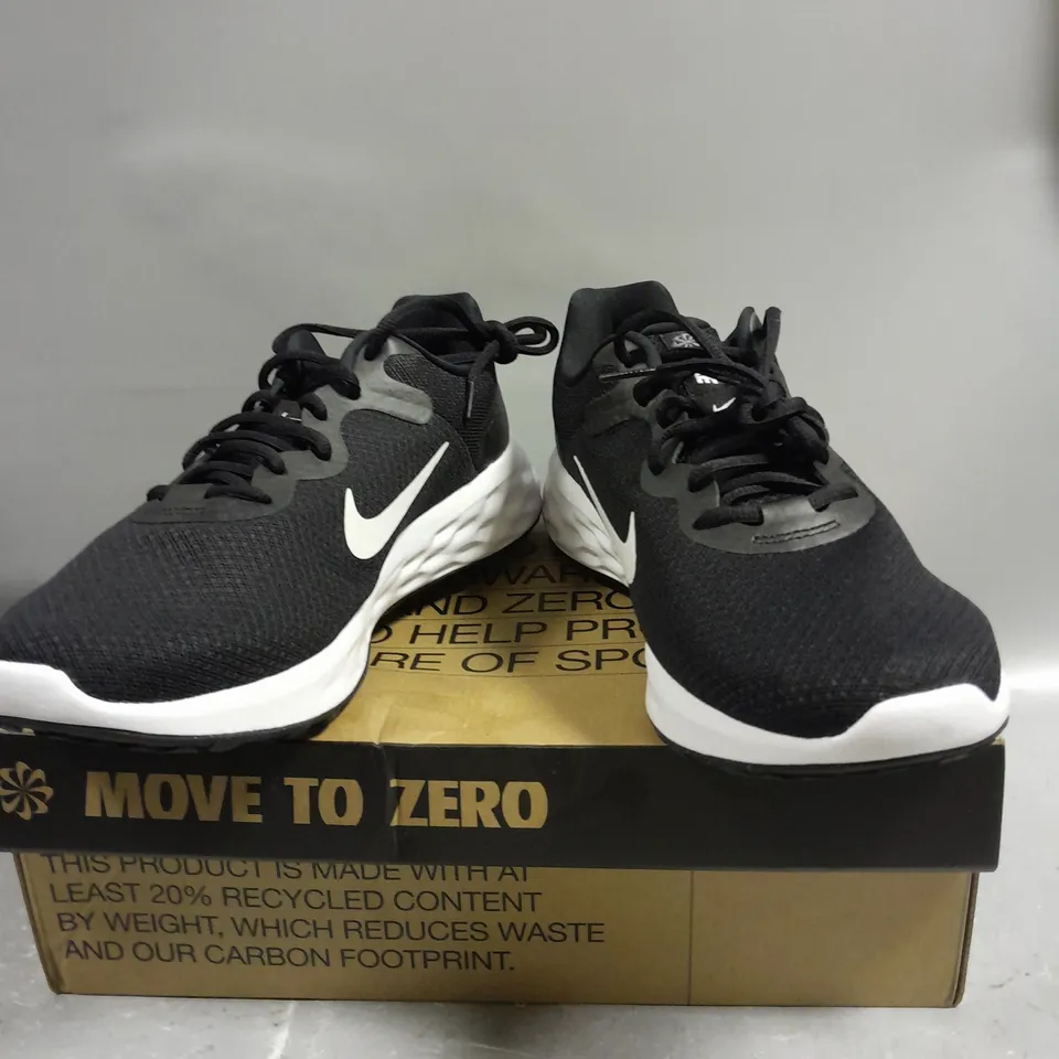 BOXED PAIR OF NIKE REVOLUTION 6 BLACK/WHITE RUNNING TRAINERS - 9.5