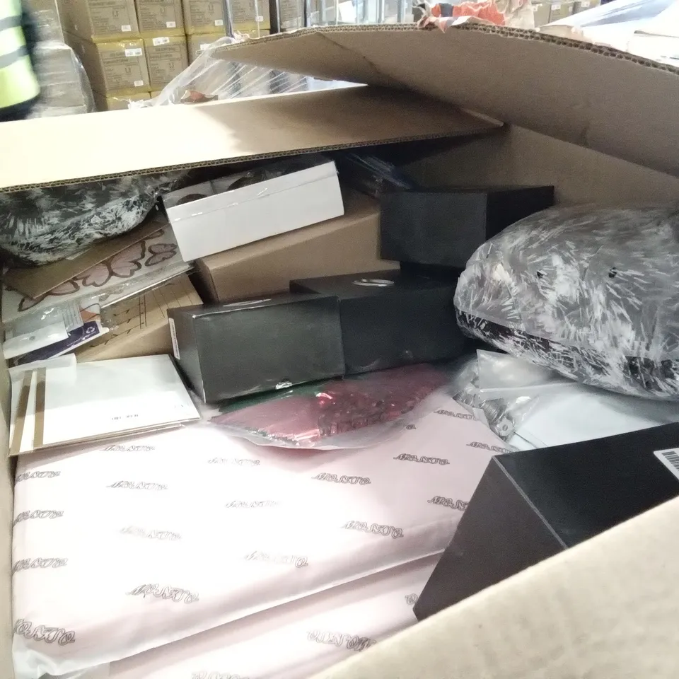 PALLET OF ASSORTED ITEMS INCLUDING OUTDOOR HOLIDAY DECORATIVE PROJECTOR LIGHT, CHRISTMAS TINSEL, GARLIC PRESS, LED CHRISTMAS LIGHTS, POLYESTER SLEEVE BAG, DINOSAUR SOCKS