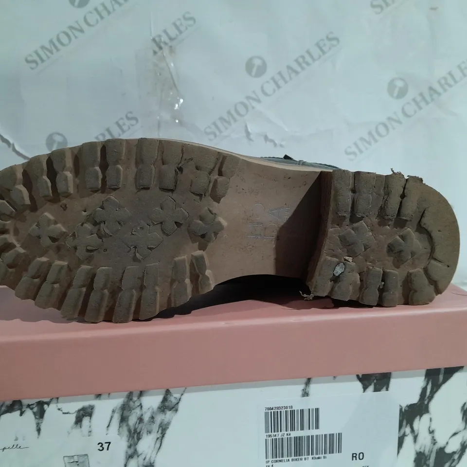 BOXED PAIR OF MODA IN PELLE CORNELIA BIKER BOOTS IN KHAKI UK SIZE 4