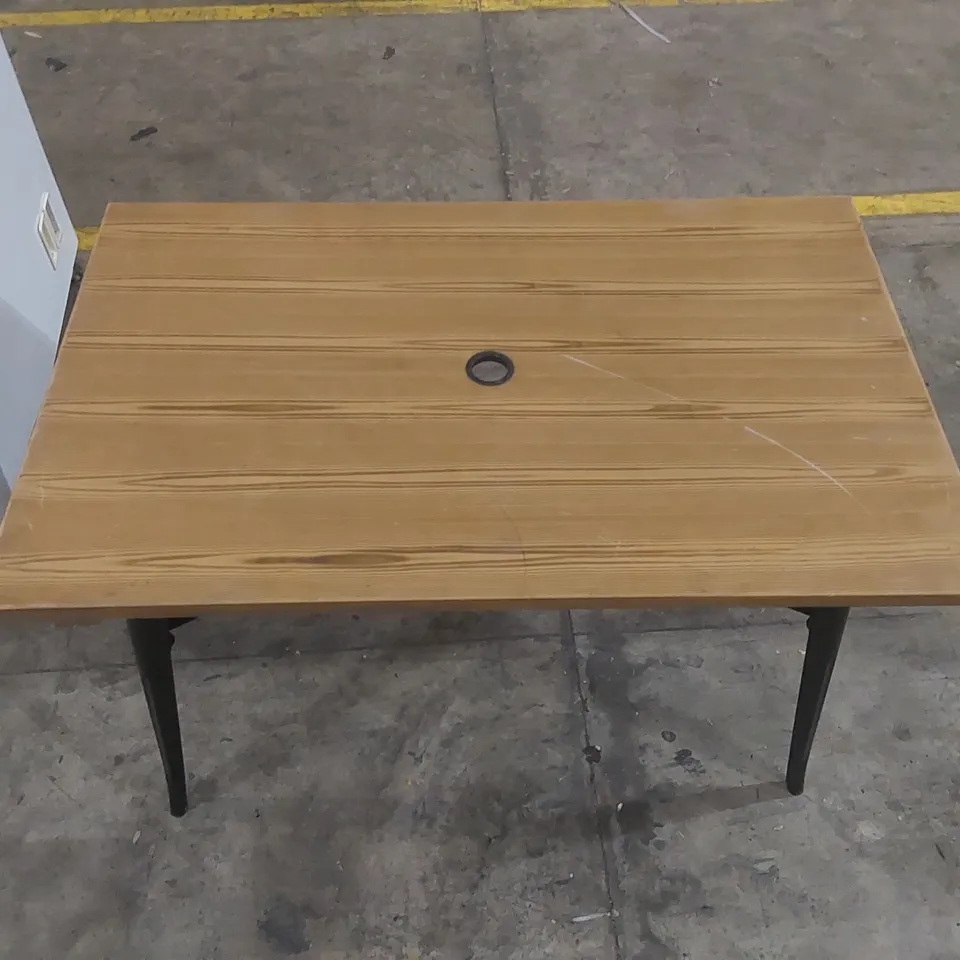 GARDEN TABLE WITH PARASOL HOLE