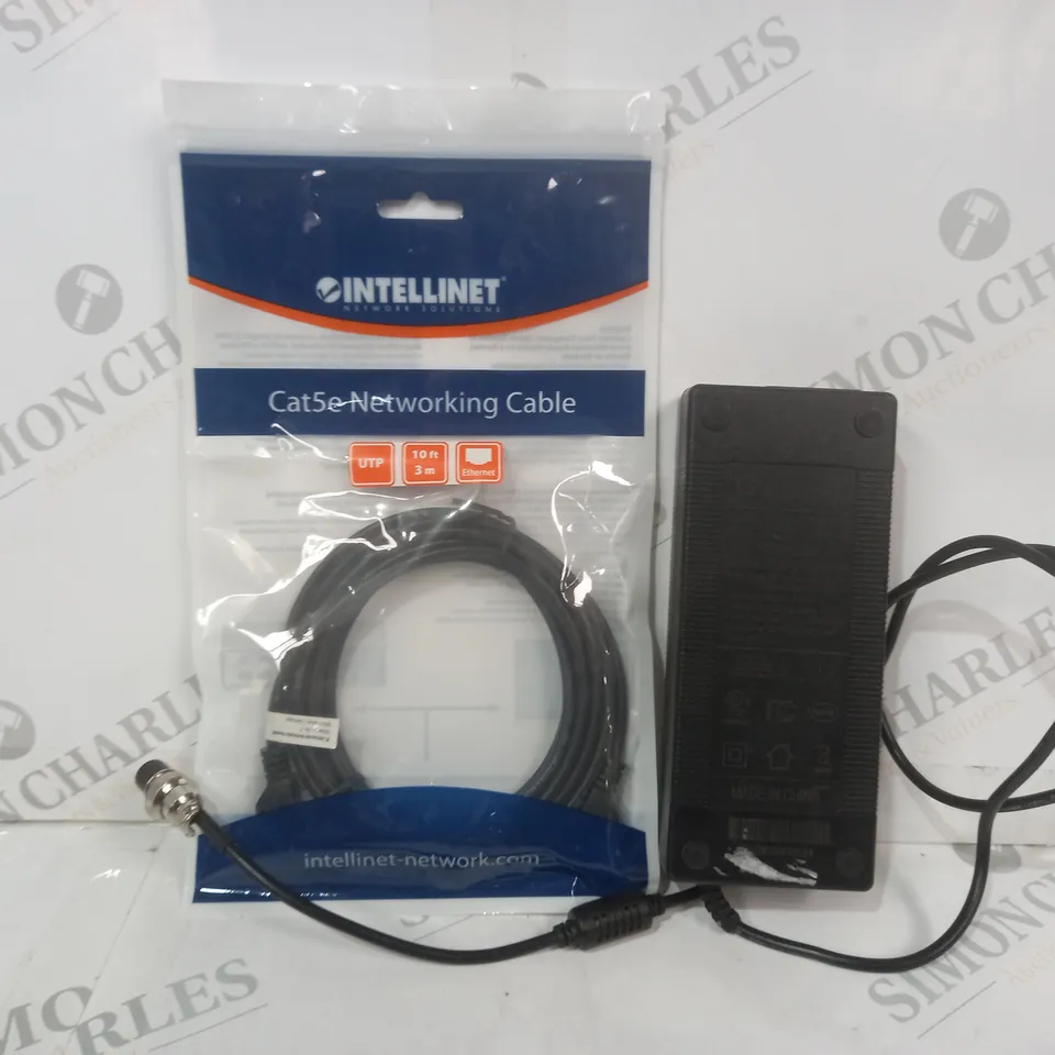 APPROXIMATELY 10 ASSORTED ELECTRICAL ITEMS TO INCLUDE CAT5E NETWORKING CABLE, AC/DC CHARGER, ETC
