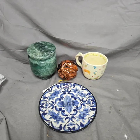 APPROXIMATELY 15 ASSORTED HOUSEHOLD POTTERY AND GLASSWARE ITEMS TO INCLUDE MUGS, PLATE AND CHRISTMAS BAUBLES