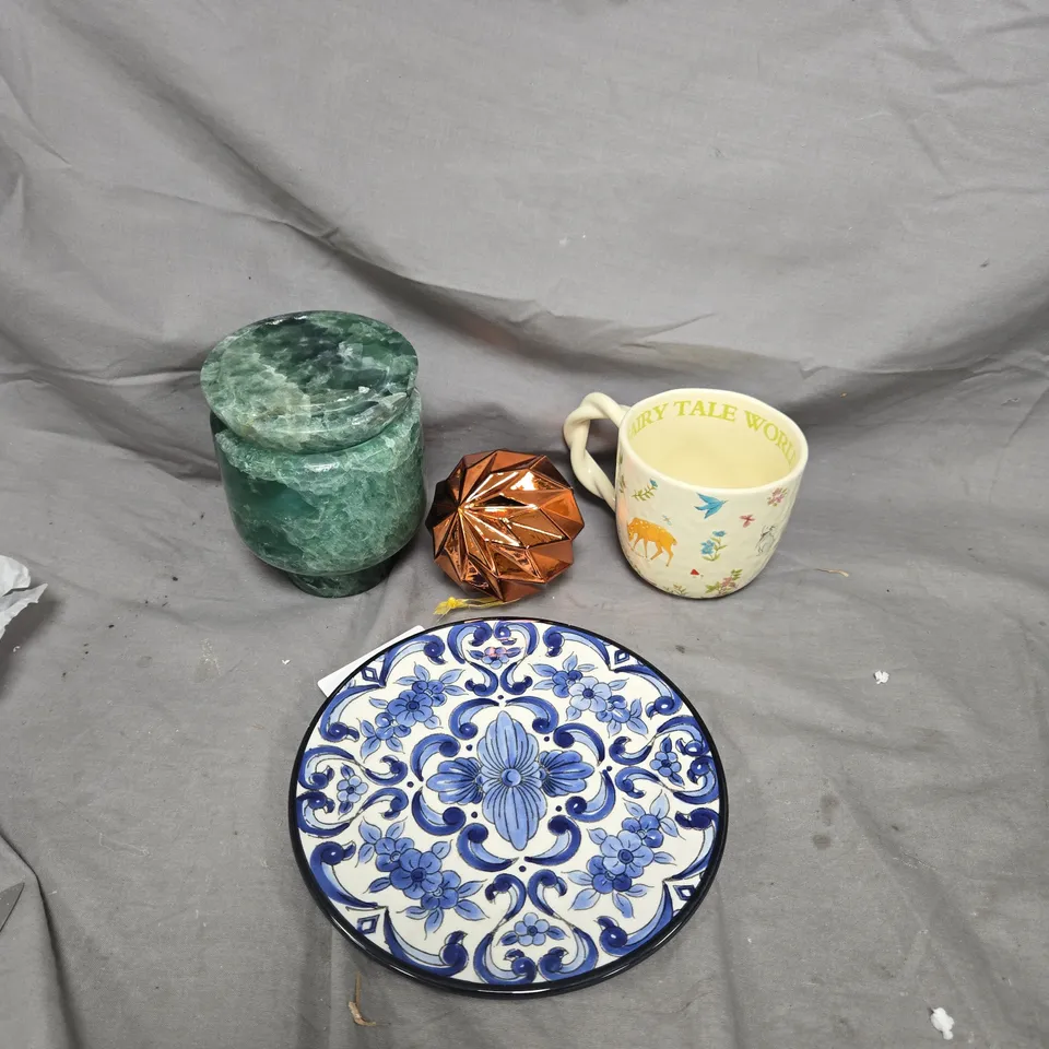 APPROXIMATELY 15 ASSORTED HOUSEHOLD POTTERY AND GLASSWARE ITEMS TO INCLUDE MUGS, PLATE AND CHRISTMAS BAUBLES