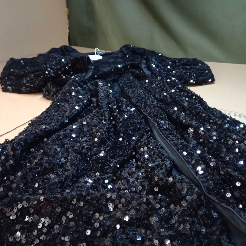 BOOHOO BLACK VELVET/SEQUIN WRAP MIDI DRESS - SIZE 18