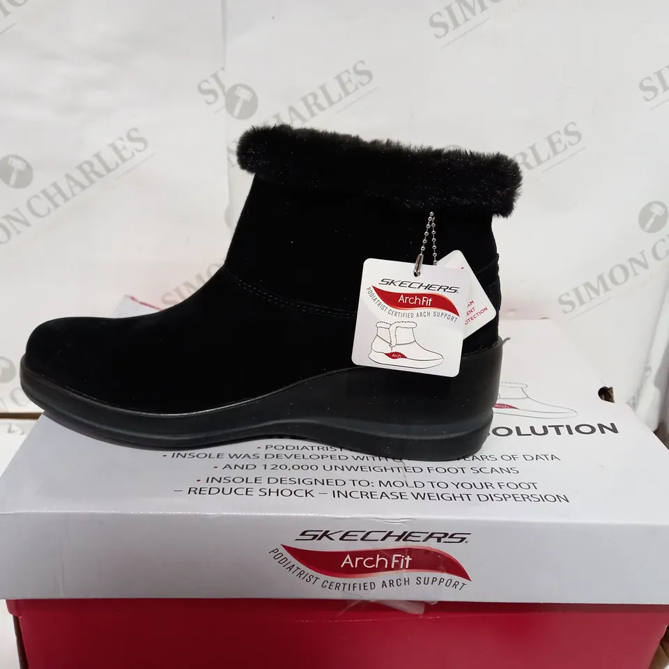 BOXED PAIR OF SKECHERS BLACK ANKLE BOOTS - SIZE 4