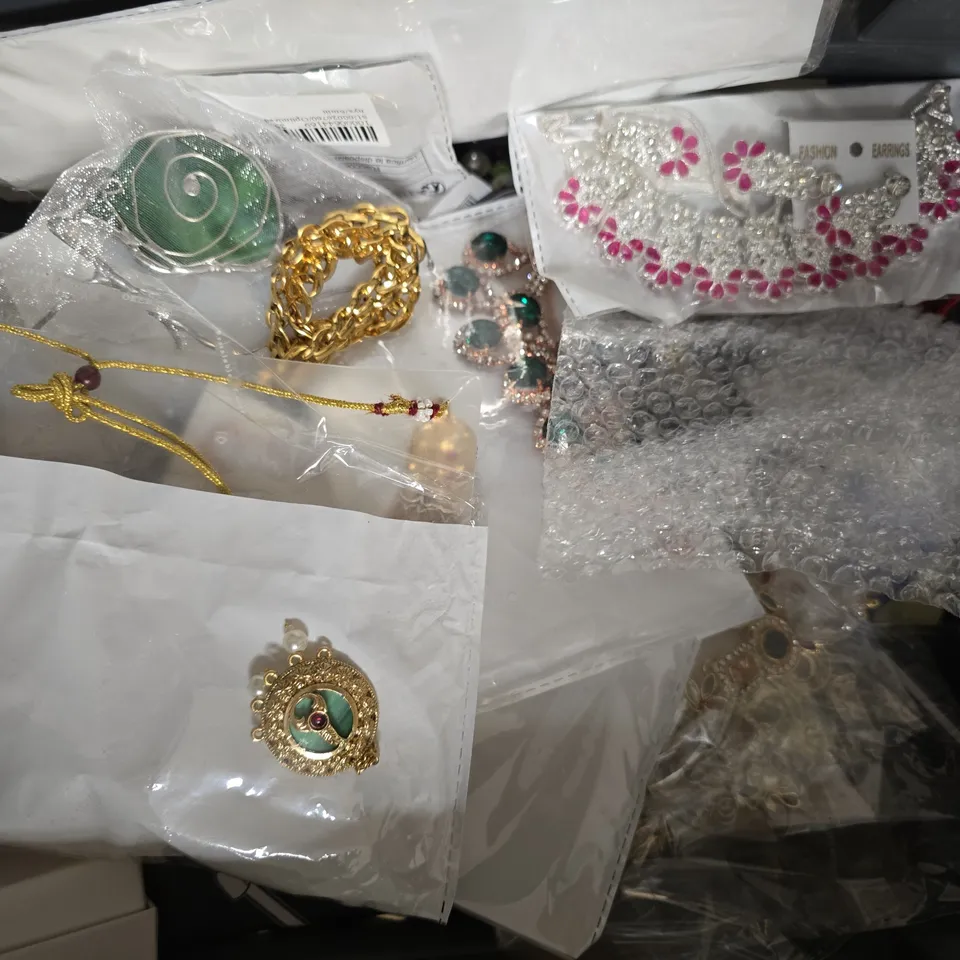 APPROXIMATELY 10 ASSORTED HOUSEHOLD ITEMS TO INCLUDE DINOSAUR PROJECTOR WATCH, ETC