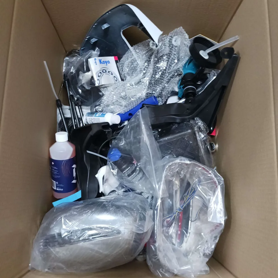 BOX OF APPROXIMATELY 20 ASSORTED CAR ITEMS TO INCLUDE - WING MIRROR COVERS - SPRAY GUN - AIR FRESHENER / COLLECTION ONLY  
