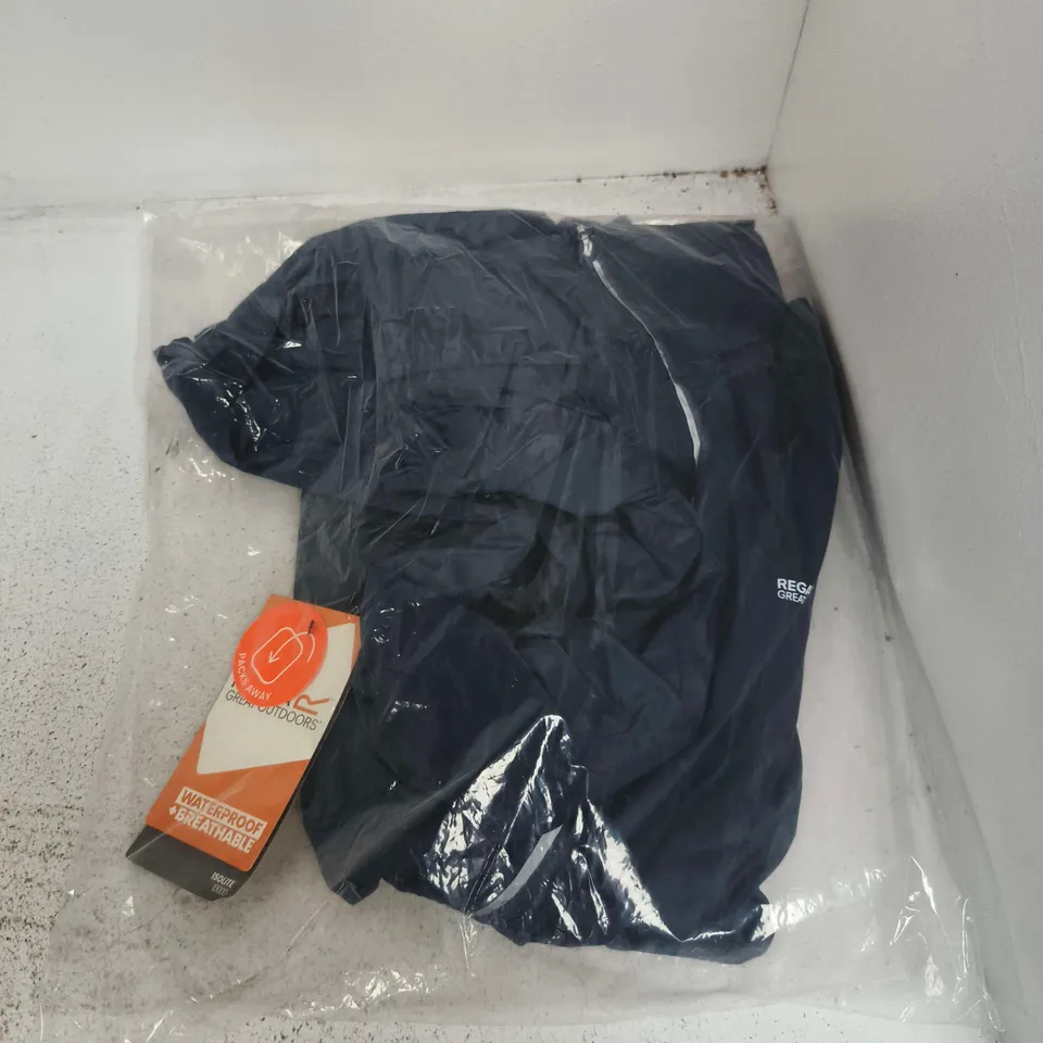BAGGED REGATTA MEN'S LYLE IV WATERPROOF PACKAWAY JACKET IN MOONLIGHT DENIM - UK LARGE