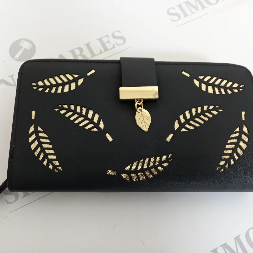 LARGE QUANTITY OF CLOTHING ITEMS TO INCLUDE , SWEATERS, JEANS, T-SHIRTS, ETC