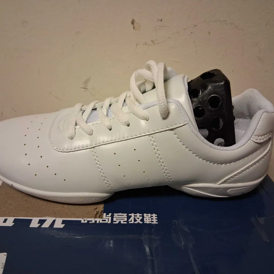 BOXED YINGRUI FASHION LEISURE SHOES SIZE 39