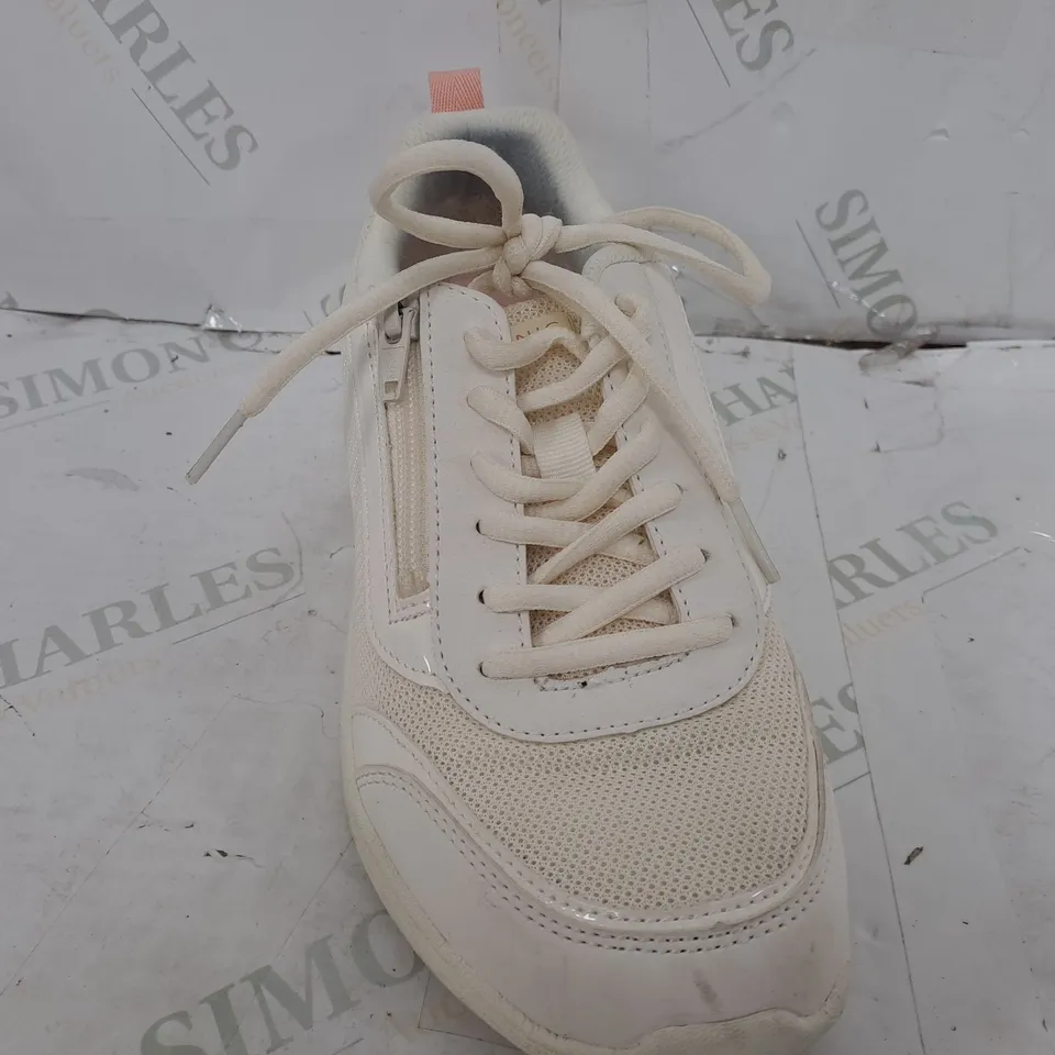 VIONIC AGILE CASSIS ZIP TRAINER IN WHITE - SIZE 4.5