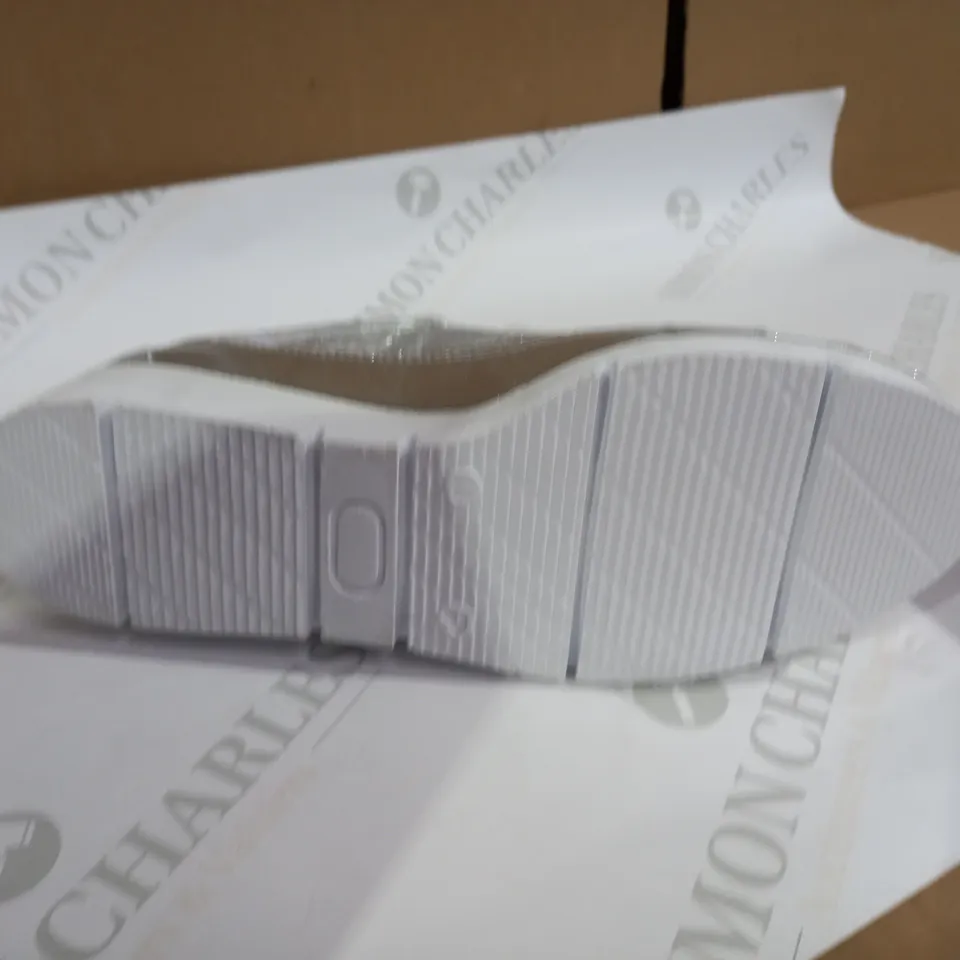 MODA WHITE  TRAINERS SIZE 8