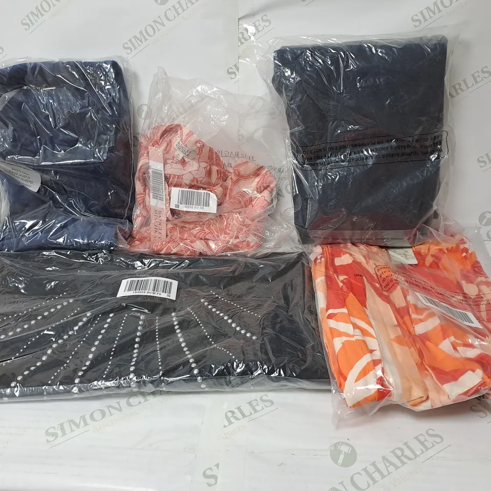 LOT OF APPROX. 20 X ASSORTED ITEMS OF CLOTHING. INCLUDES DRESSED, SHIRTS ETC 