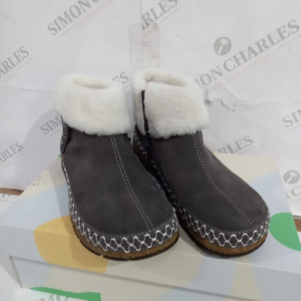 EARTH ORIGINS EMMALYN GREY BOOTS SIZE 7